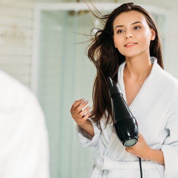 Jak suszyć włosy, by ich nie zniszczyć? Porady i wskazówki