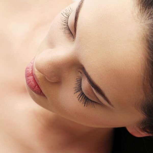 Rzęsy 1:1 – jak przyklejać je tą metodą? Podpowiadamy